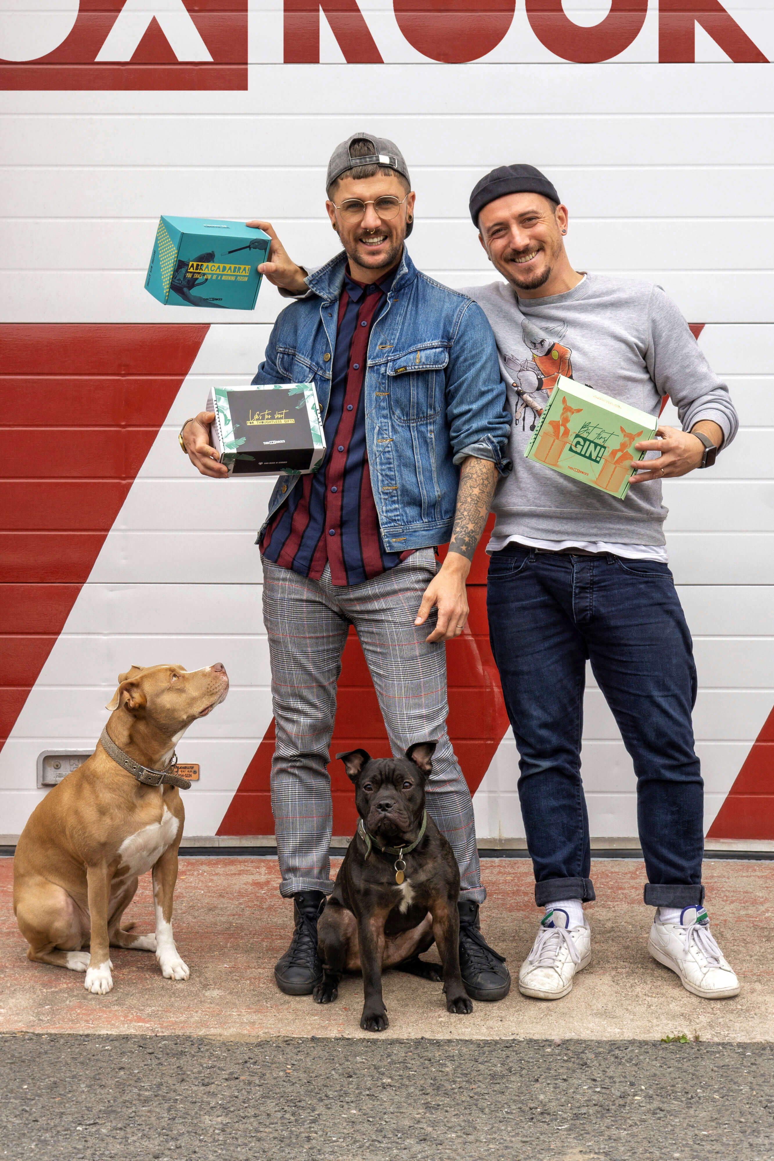 Deux hommes tenant des cartons imprimés packhelp