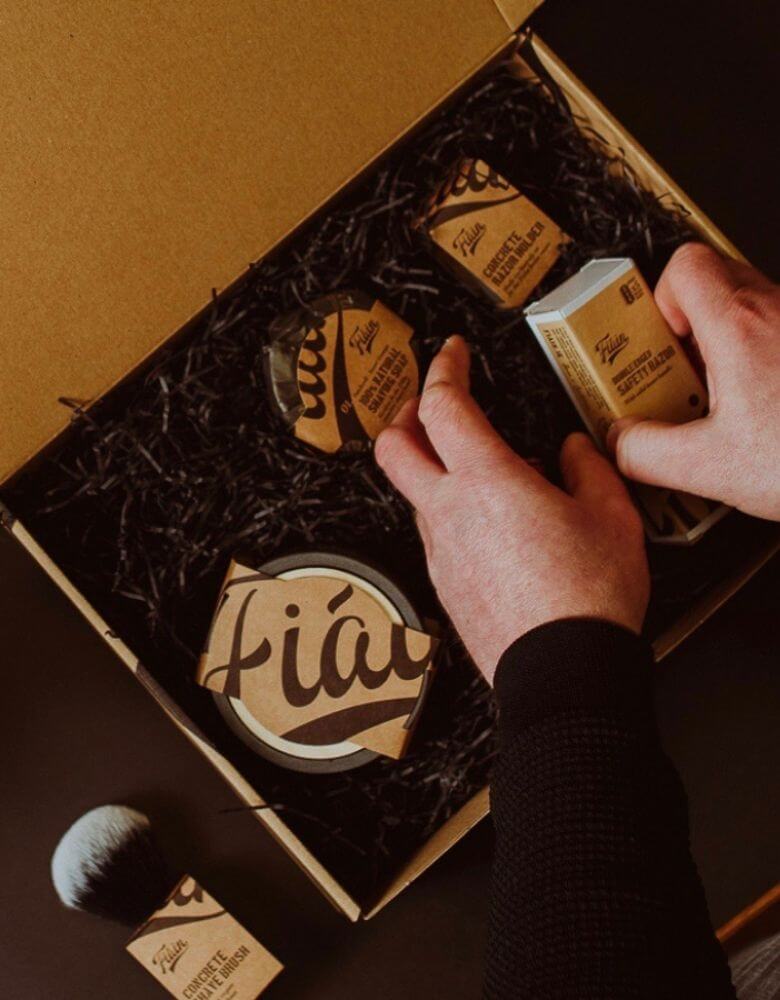 Personne ouvrant une boîte de produits de rasage Fiain